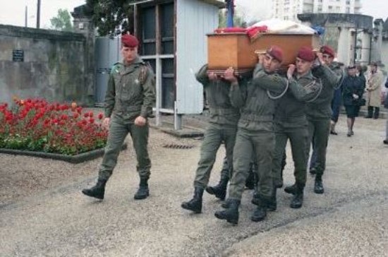  Porté par des parachutistes de la 1° Compagnie le cercueil recouvert du Drapeau Tricolore