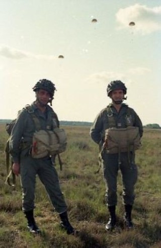 Le Colonel JP VOLA ( chef de Corps) et le Lieutenant Colonel Ch CHANTECLAIR( Commandant en Second) se dirigent vers l' aire de réintègration des parachutes. "